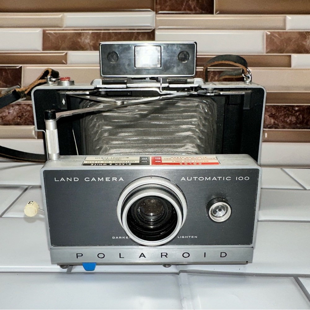 Polaroid Automatic 100 Land Camera
Vintage 1960's Used. Not Tested